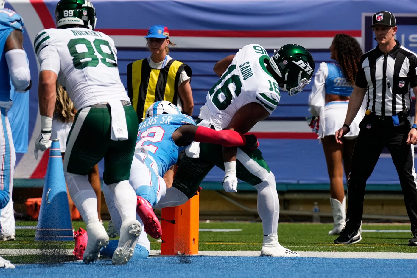 Breece Hall powers Jets past Titans 23-10 in a dominant season opener against their former coach | iNFOnews.ca