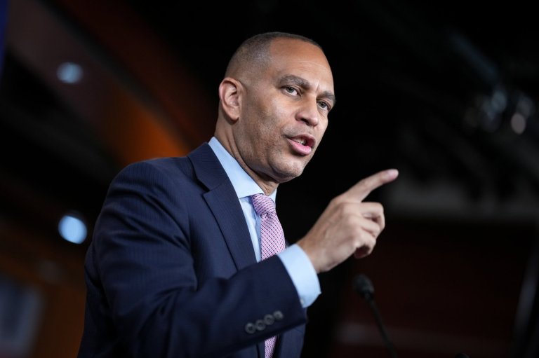 Democratic Leader Hakeem Jeffries says Trump is marching the country into a government shutdown | iNFOnews.ca