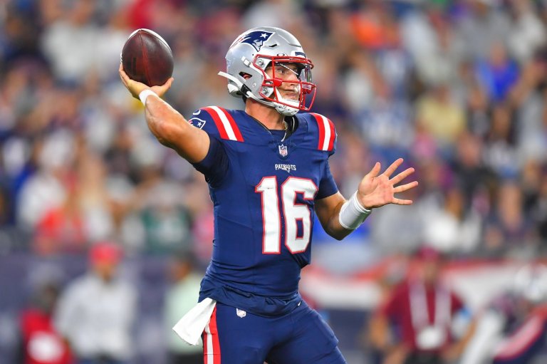 Tommy DeVito throws TD pass, Ja’Quinden Jackson taken off in ambulance as Patriots beat Eagles 24-21 | iNFOnews.ca