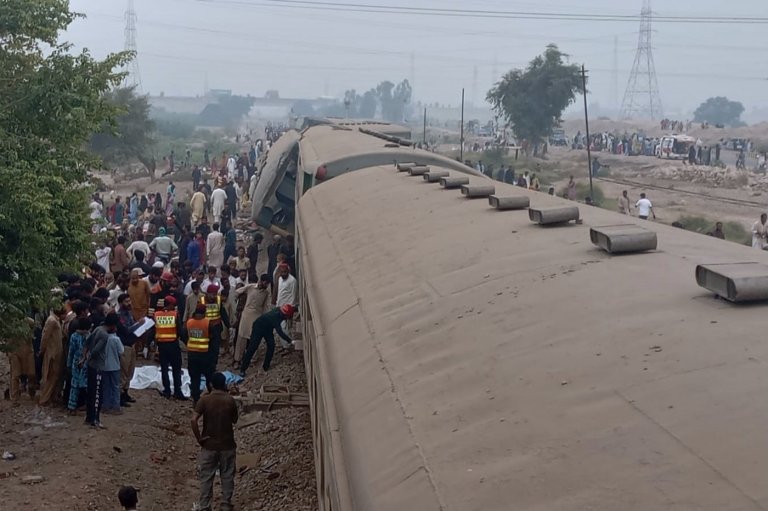 Passenger train derails in central Pakistan, killing at least 4 people and injuring 30 | iNFOnews.ca
