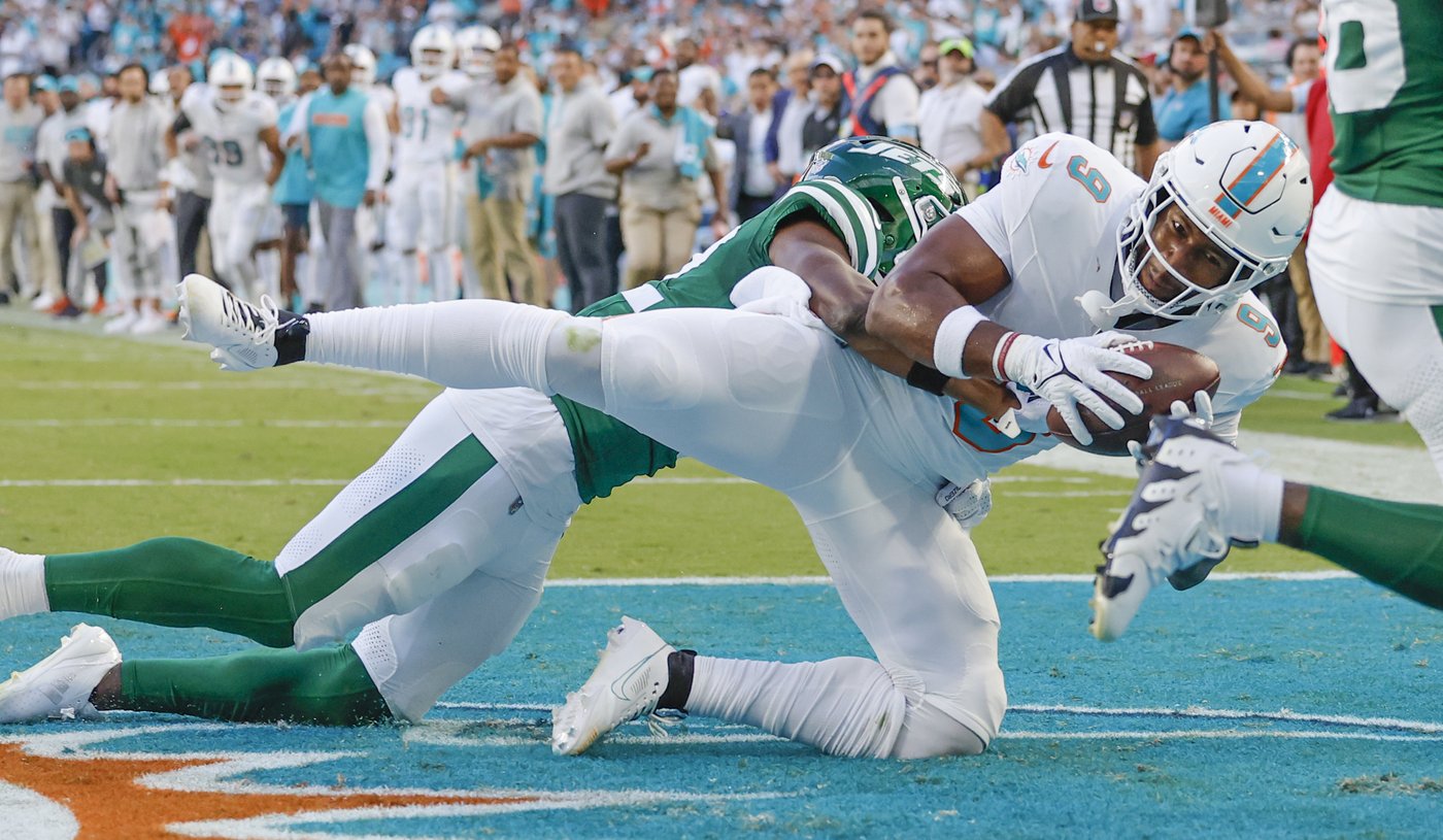 Tua Tagovailoa's TD pass to Jonnu Smith gives Dolphins 32-26 overtime win over Aaron Rodgers, Jets | iNFOnews.ca