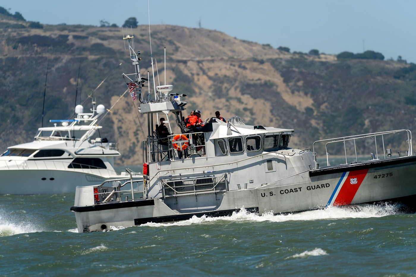 Search and rescue operation for a sunken pontoon boat near Alcatraz Island, in photos | iNFOnews.ca