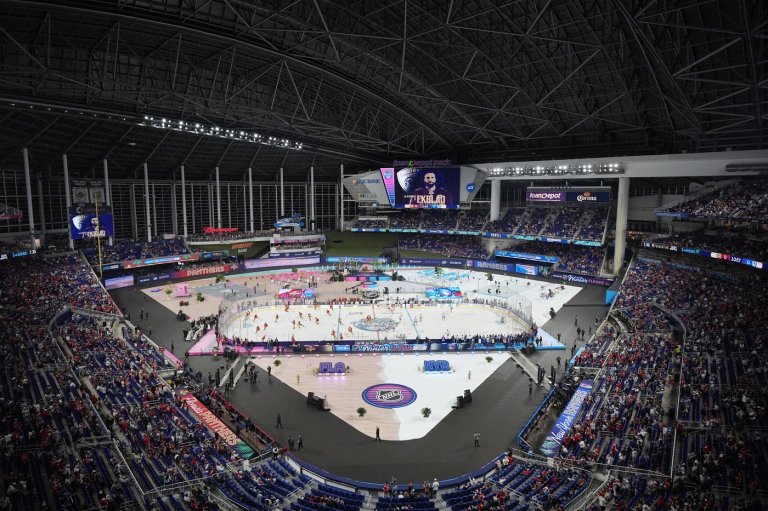 Panthers and Rangers play outdoor hockey game in Miami, replete with snow and fire | iNFOnews.ca