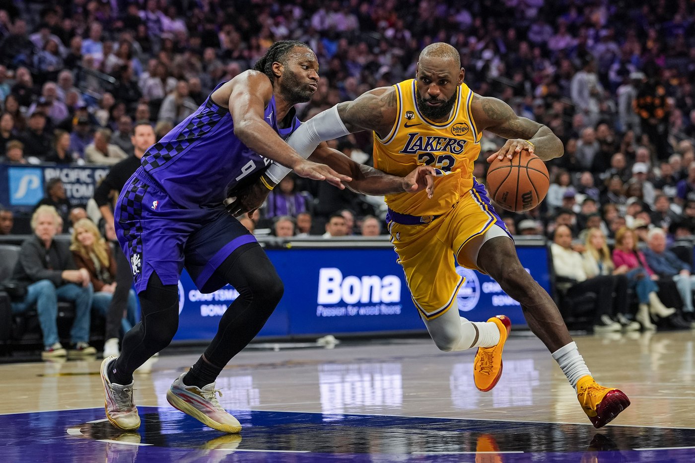 Monk hits 7 3-pointers, scores 26 points as Kings top Lakers 124-112; Doncic scores 42 in loss | iNFOnews.ca