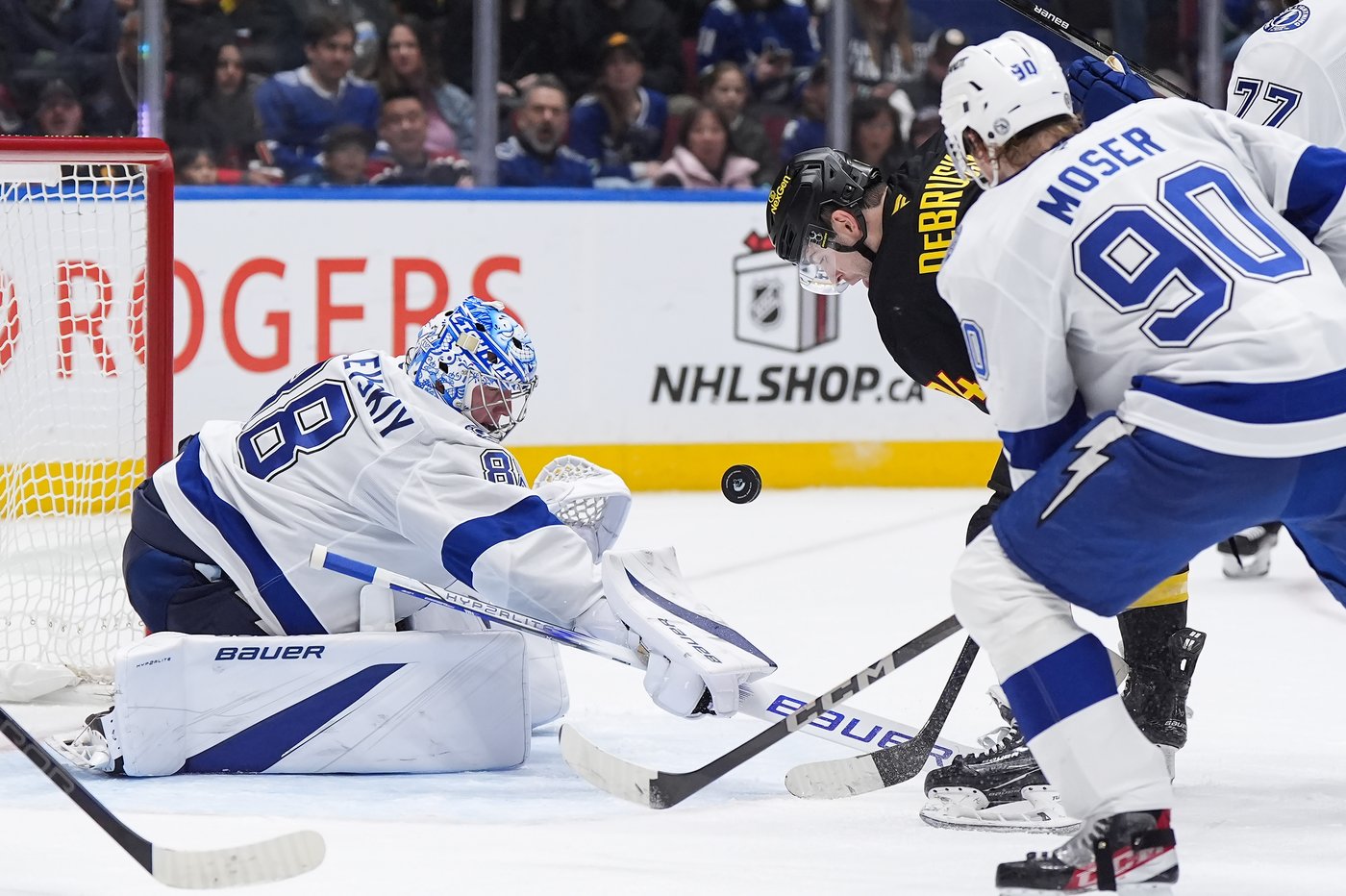 Lightning ride electric power play to 4-2 victory over Canucks | iNFOnews.ca