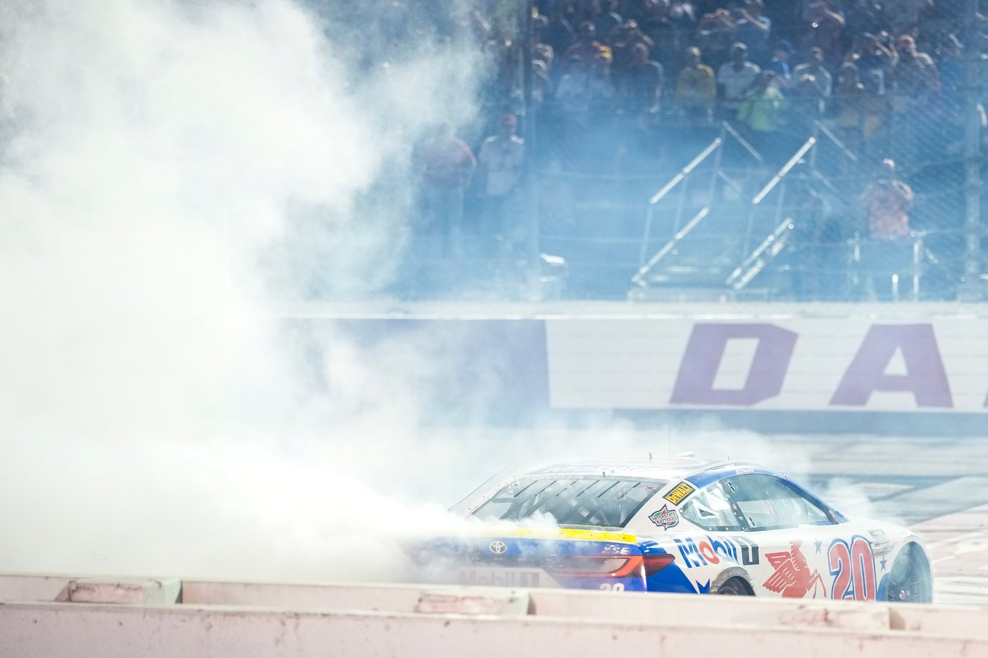 Bell passes defending NASCAR champion Larson to win the Southern 500 to start the Chase | iNFOnews.ca Bell passes defending NASCAR champion Larson to win the Southern 500 to start the Chase | iNFOnews.ca