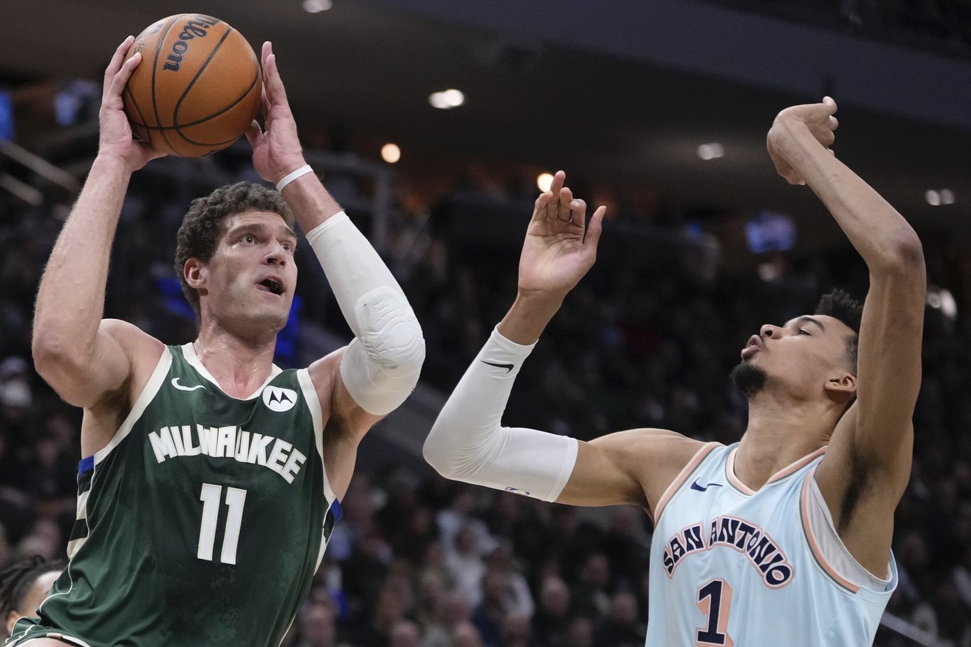 Lillard scores 26 points, Antetokounmpo adds 25 points and 16 rebounds as Bucks beat Spurs 121-105 | iNFOnews.ca