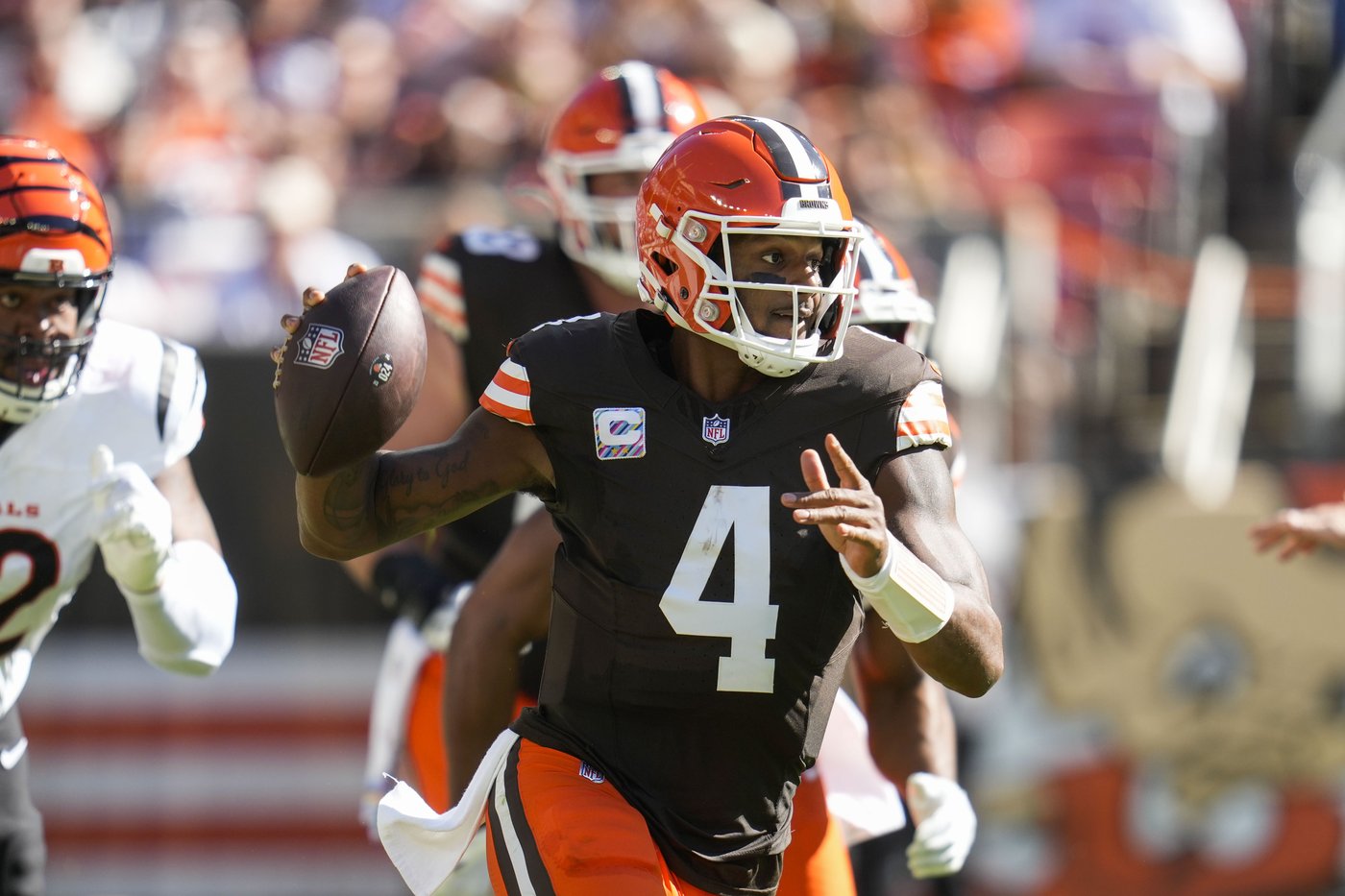 Browns QB Watson suffers likely season-ending Achilles injury. Teammates upset some fans cheered | iNFOnews.ca