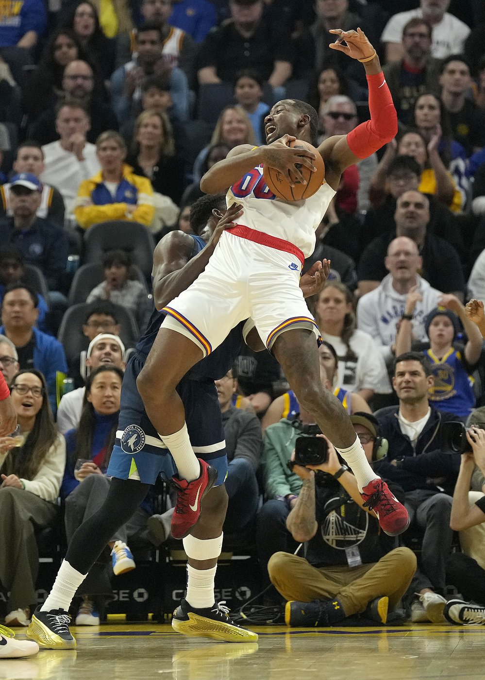 Stephen Curry scores 30 and dishes out eight assists as Warriors beat Timberwolves 114-106 | iNFOnews.ca