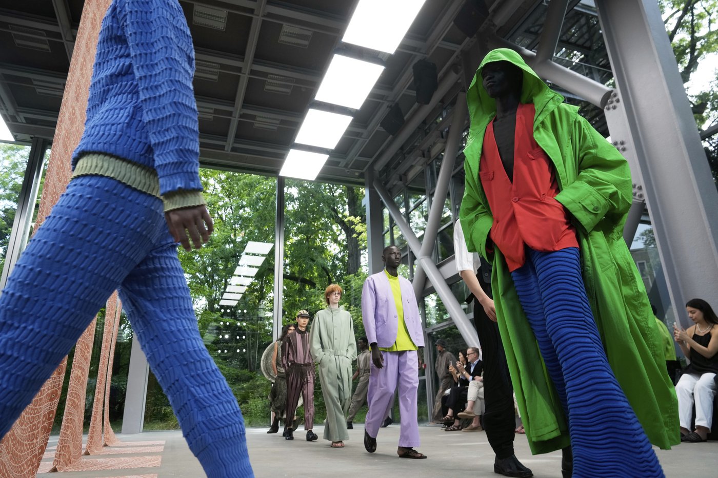 Issey Miyake transforms the Cartier Foundation into living sculpture garden with light and movement | iNFOnews.ca Issey Miyake transforms the Cartier Foundation into living sculpture garden with light and movement | iNFOnews.ca