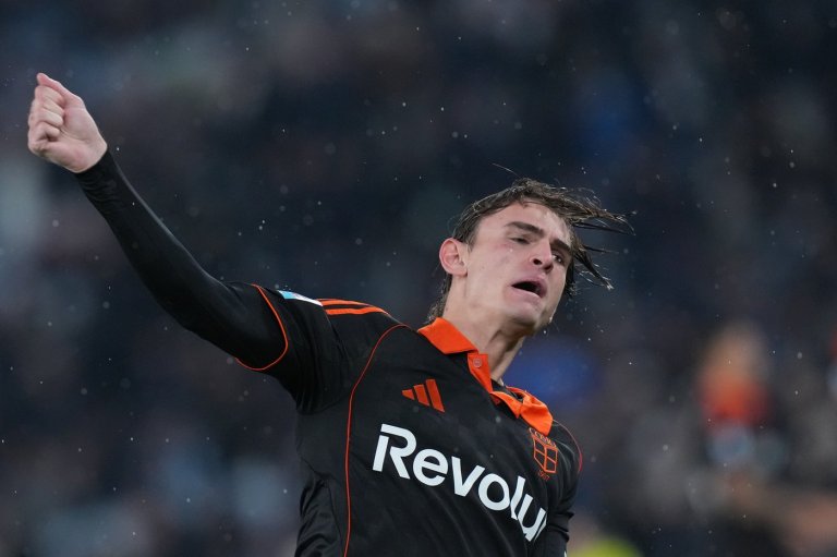 Nico Paz scores twice despite missed penalty as Como cruises past Lazio 3-0 in Serie A | iNFOnews.ca