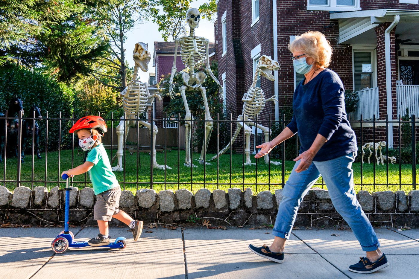 Make no bones about it, the giant skeleton has become an American Halloween fixture | iNFOnews.ca