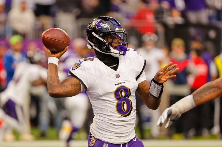 Lamar Jackson returns to practice for the Ravens after missing Wednesday's session with a knee issue | iNFOnews.ca