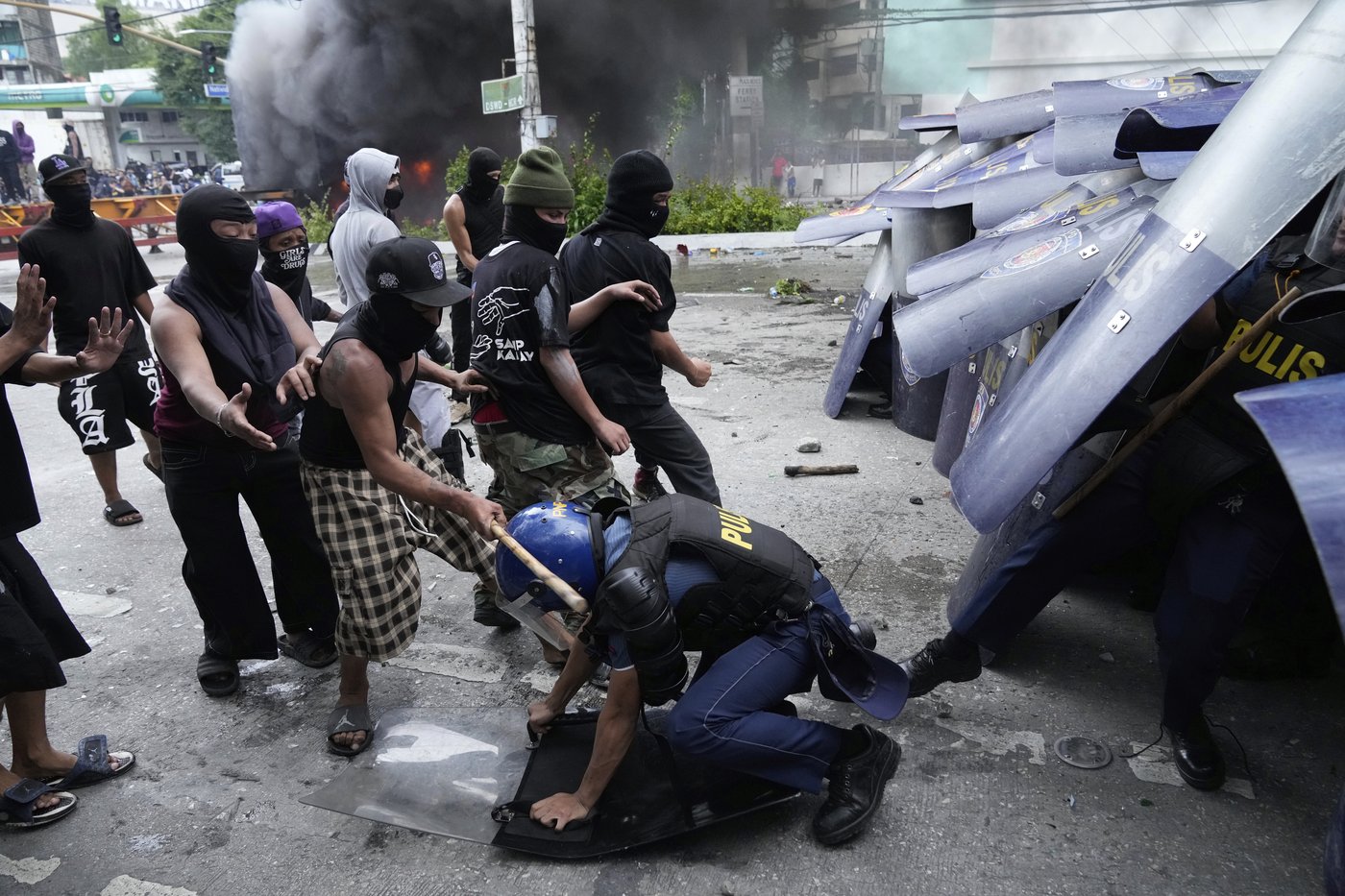 Dozens arrested and hurt in clashes with police near Philippine presidential palace | iNFOnews.ca