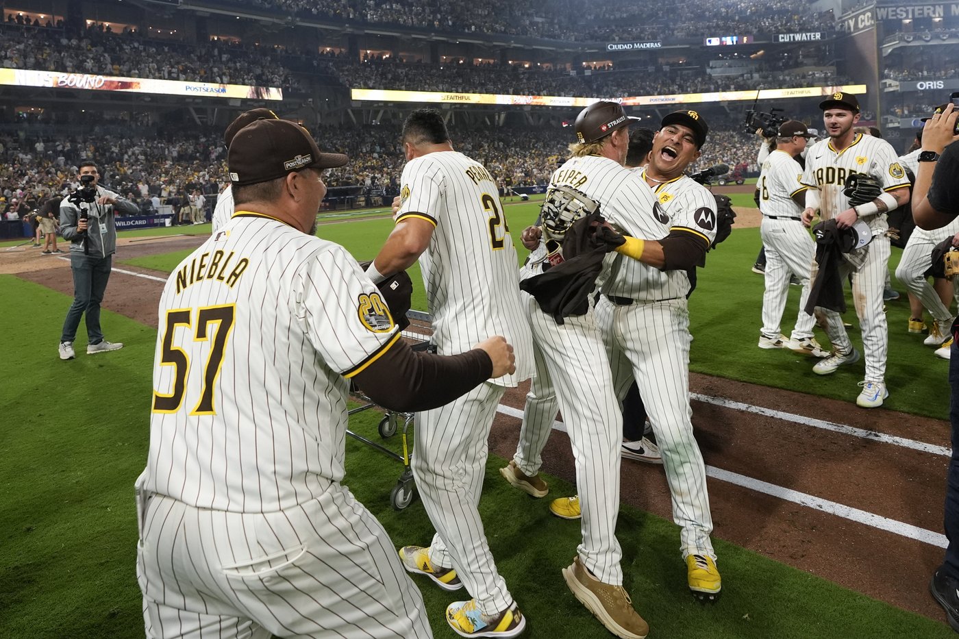 Higashioka's homer starts rally as Padres beat Braves 5-4 to sweep NL Wild Card Series | iNFOnews.ca