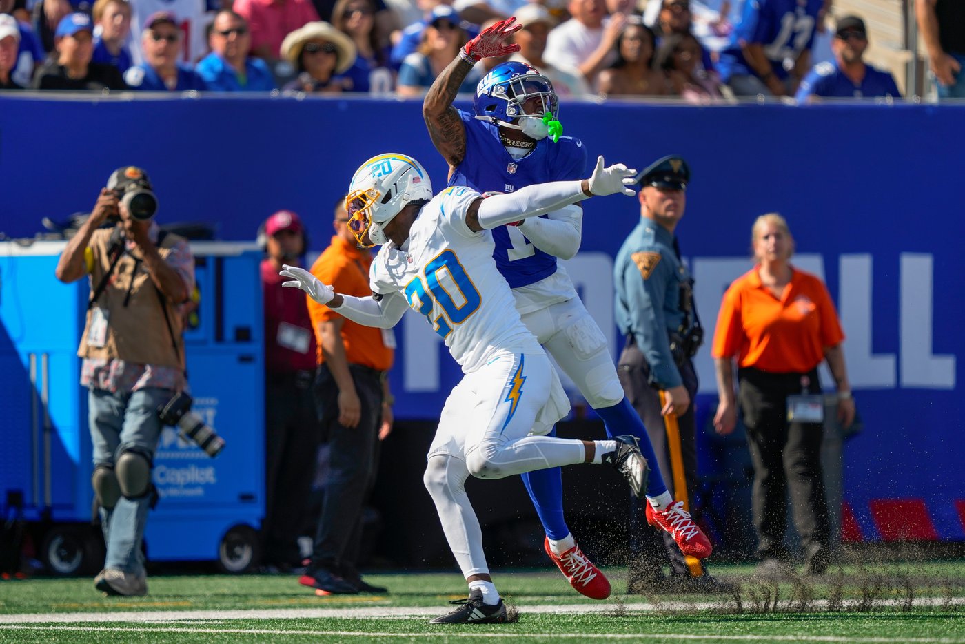 Giants' Malik Nabers carted off against Chargers with knee injury | iNFOnews.ca Giants' Malik Nabers carted off against Chargers with knee injury | iNFOnews.ca