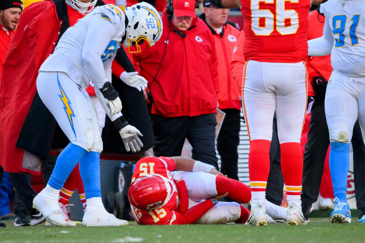 Mahomes tears ACL as Chargers eliminate Chiefs from playoff contention with 16-13 victory | iNFOnews.ca
