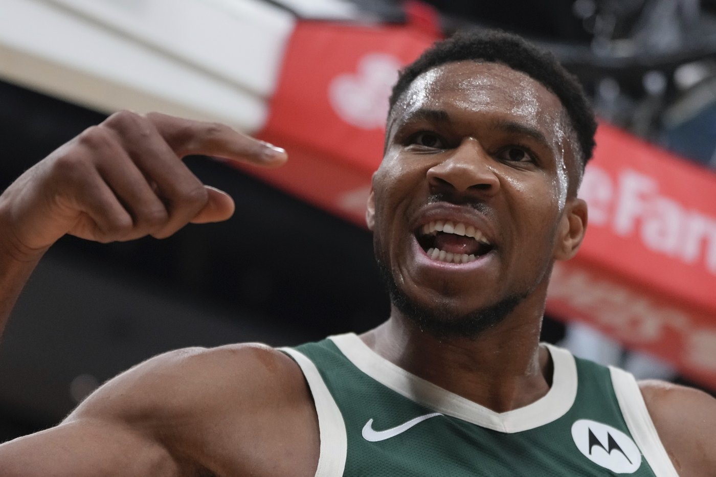 Mitchell's last-second jumper helps Cavs stay unbeaten with 114-113 win at Milwaukee | iNFOnews.ca