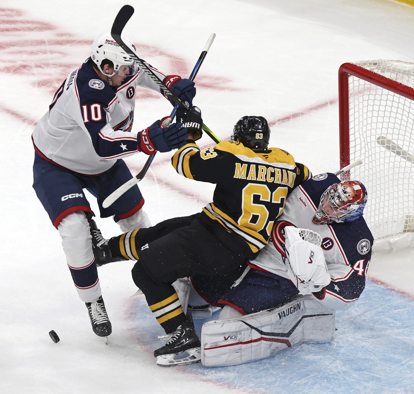 Jeremy Swayman stops 18 shots, David Pastrnak scores on breakaway as Bruins beat Columbus, 4-0 | iNFOnews.ca