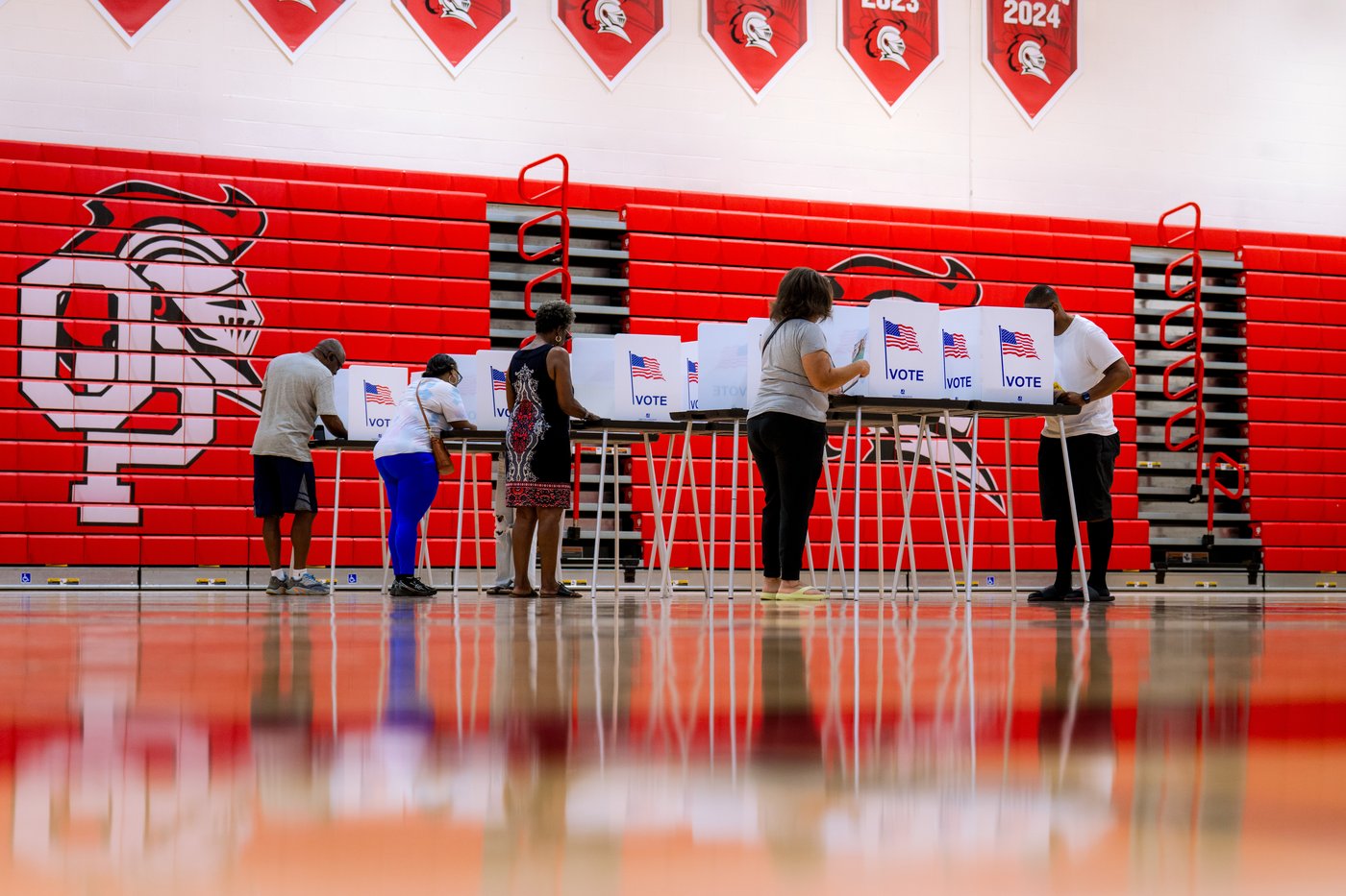 Michigan Democrats choose between 2 visions to seek a US Senate seat, in photos | iNFOnews.ca
