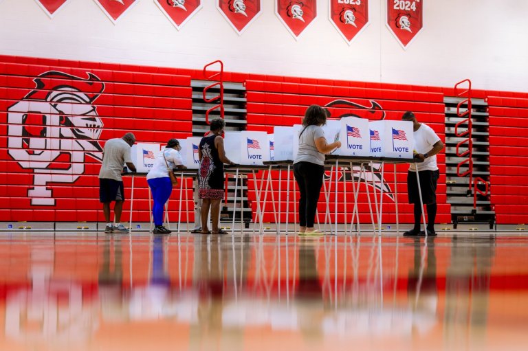 Michigan Democrats choose between two visions for their party with Senate seat on the line, in photos | iNFOnews.ca