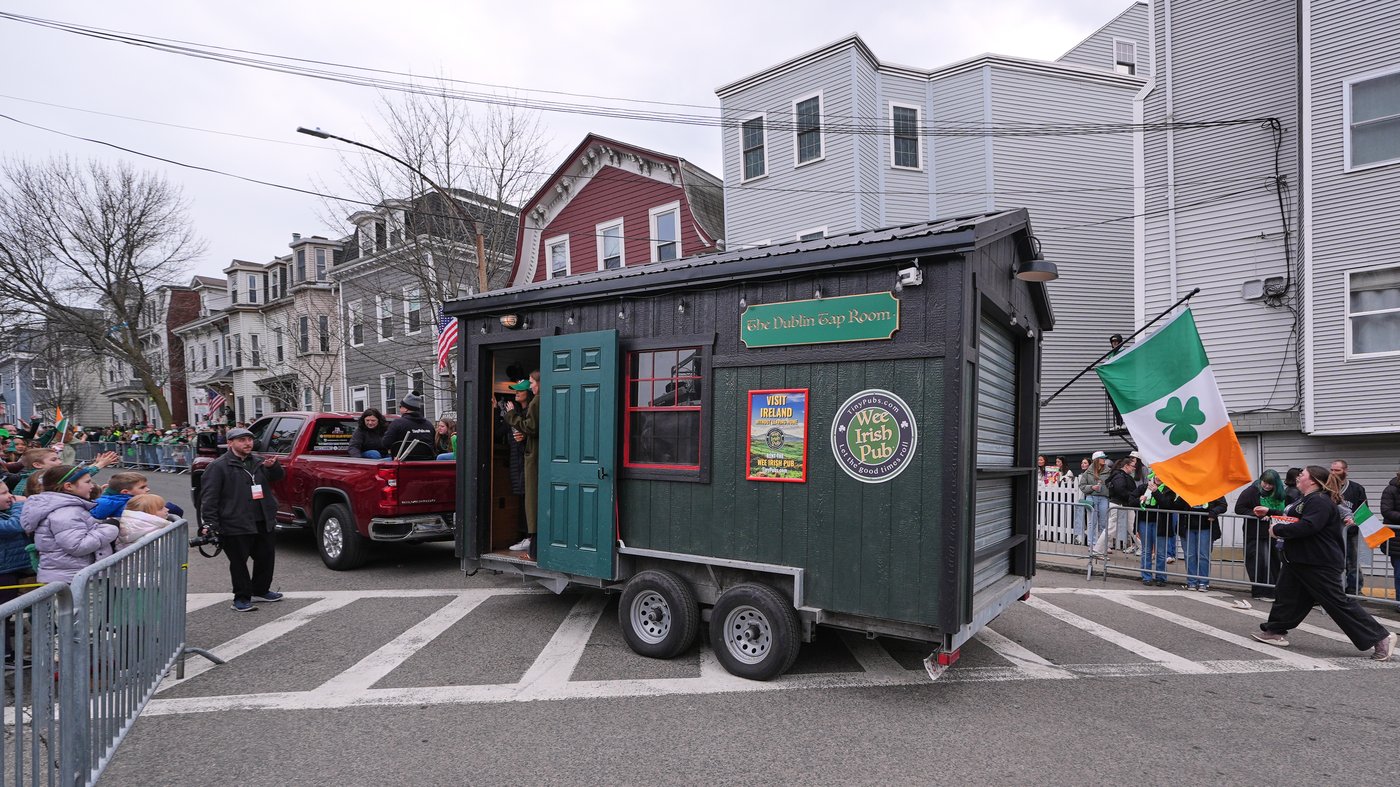 A fleet of festive pubs on wheels bring a taste of Ireland to New England | iNFOnews.ca