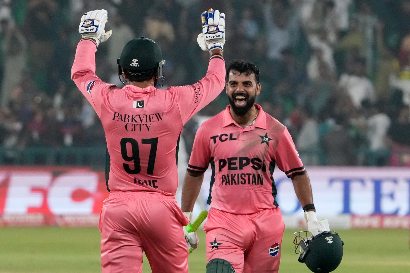 Shadab Khan’s epic century sparks a 1-wicket Pakistan victory over England | iNFOnews.ca Shadab Khan’s epic century sparks a 1-wicket Pakistan victory over England | iNFOnews.ca