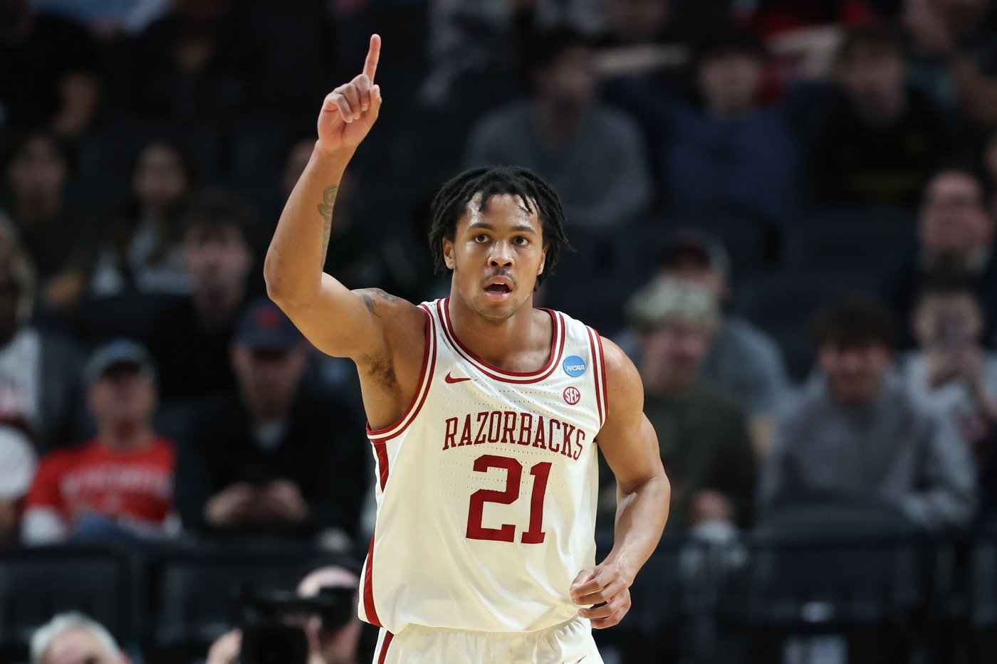Darius Acuff Jr. scores 24 as Arkansas breezes past Hawaii 97-78 in first round of March Madness | iNFOnews.ca