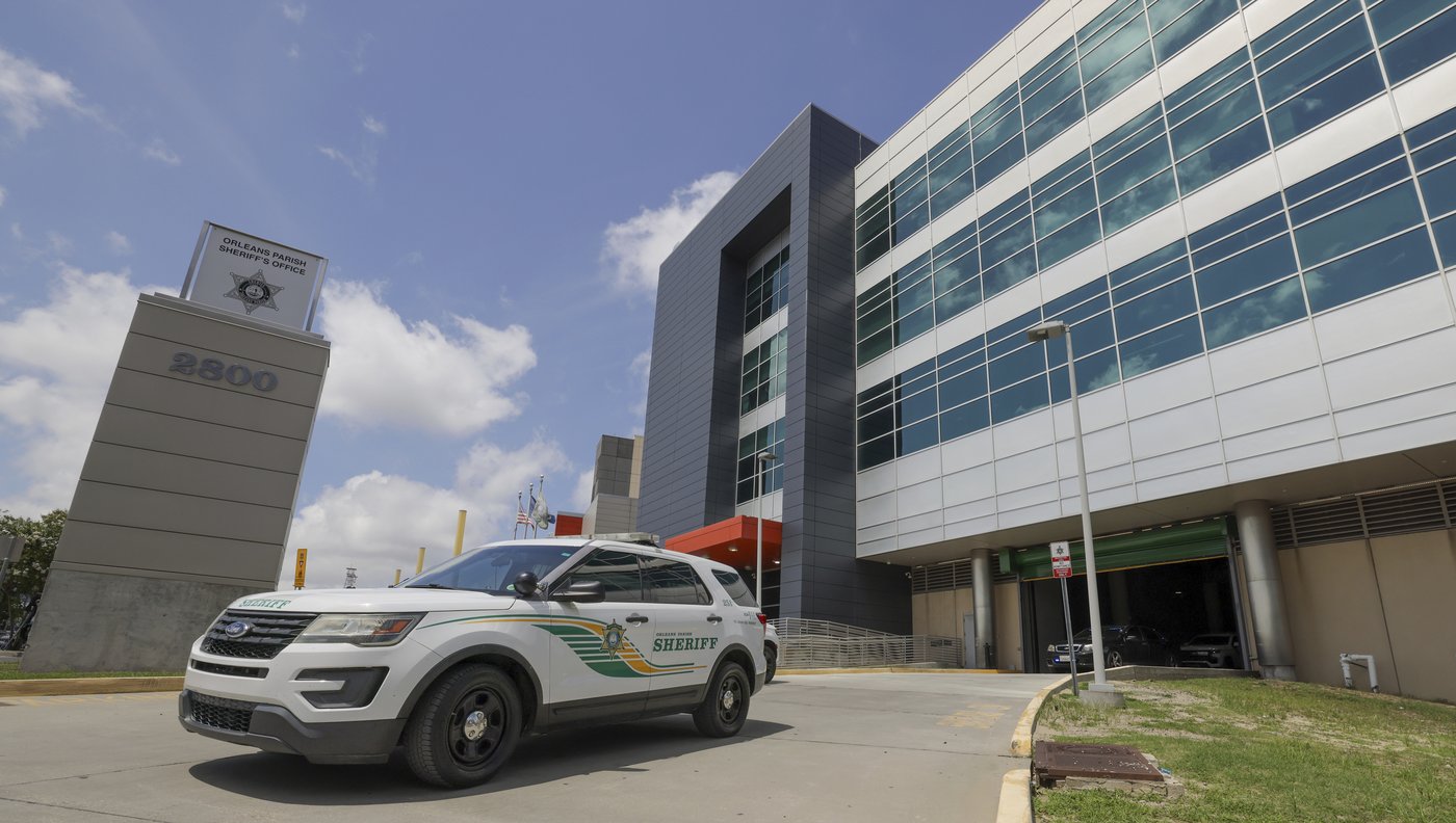 10 escape from New Orleans jail through hole in cell wall while lone guard left to get food | iNFOnews.ca 10 escape from New Orleans jail through hole in cell wall while lone guard left to get food | iNFOnews.ca