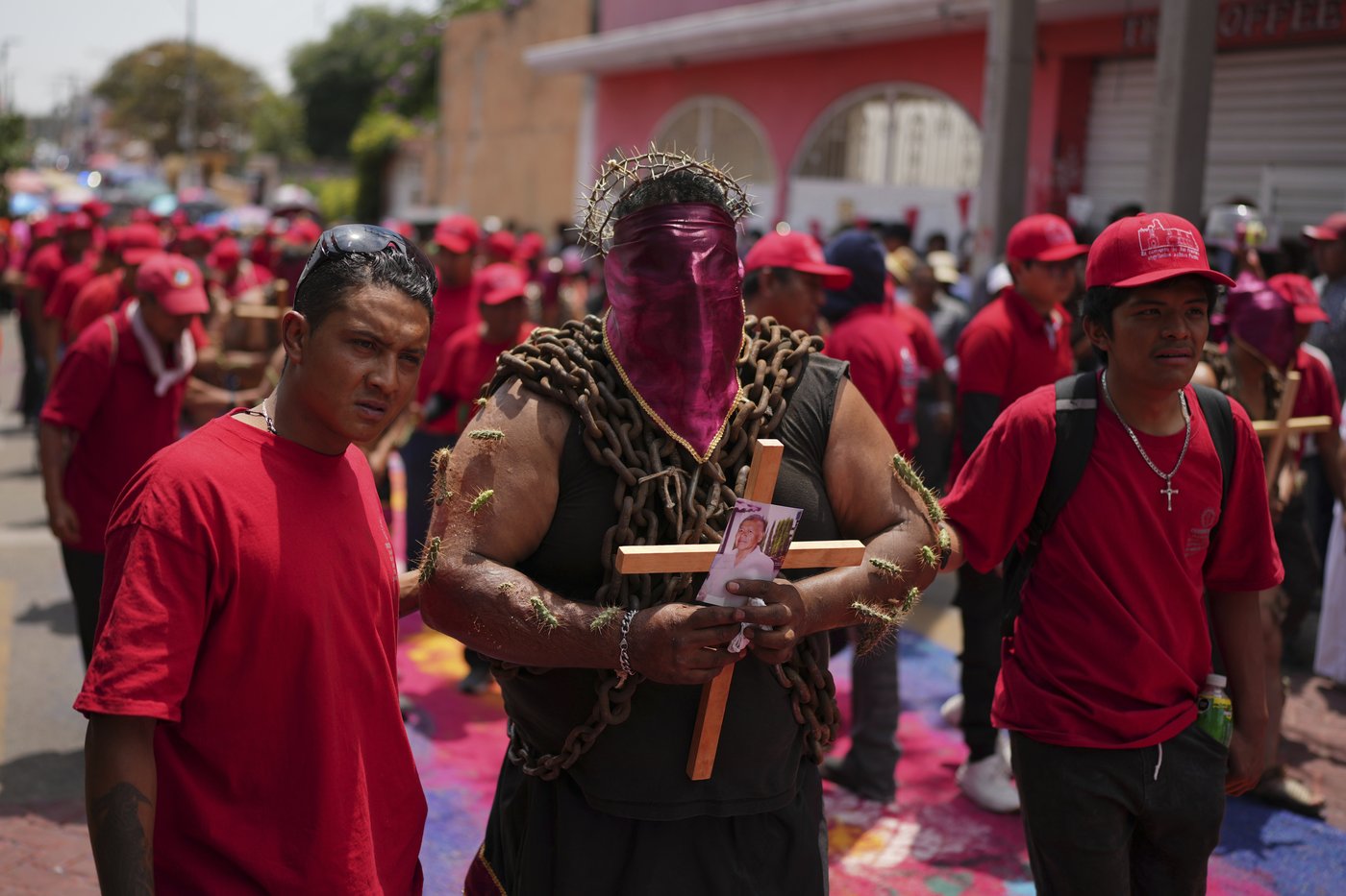 Men toting chains and pierced with cactus keep a Good Friday tradition in Atlixco, Mexico | iNFOnews.ca