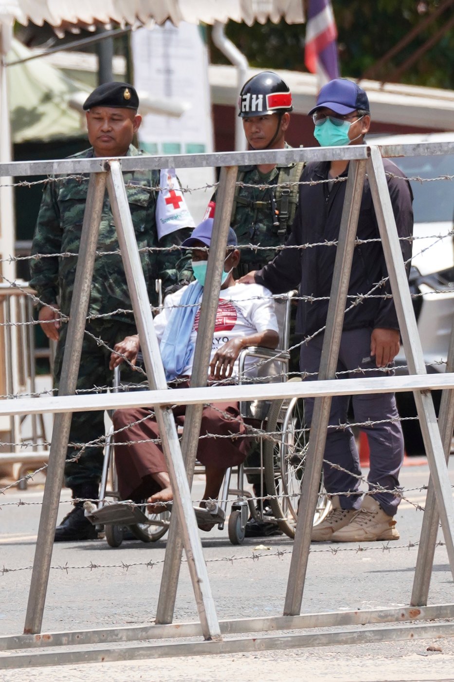 Thailand returns 2 wounded soldiers to Cambodia but continues to hold 18 of their comrades | iNFOnews.ca