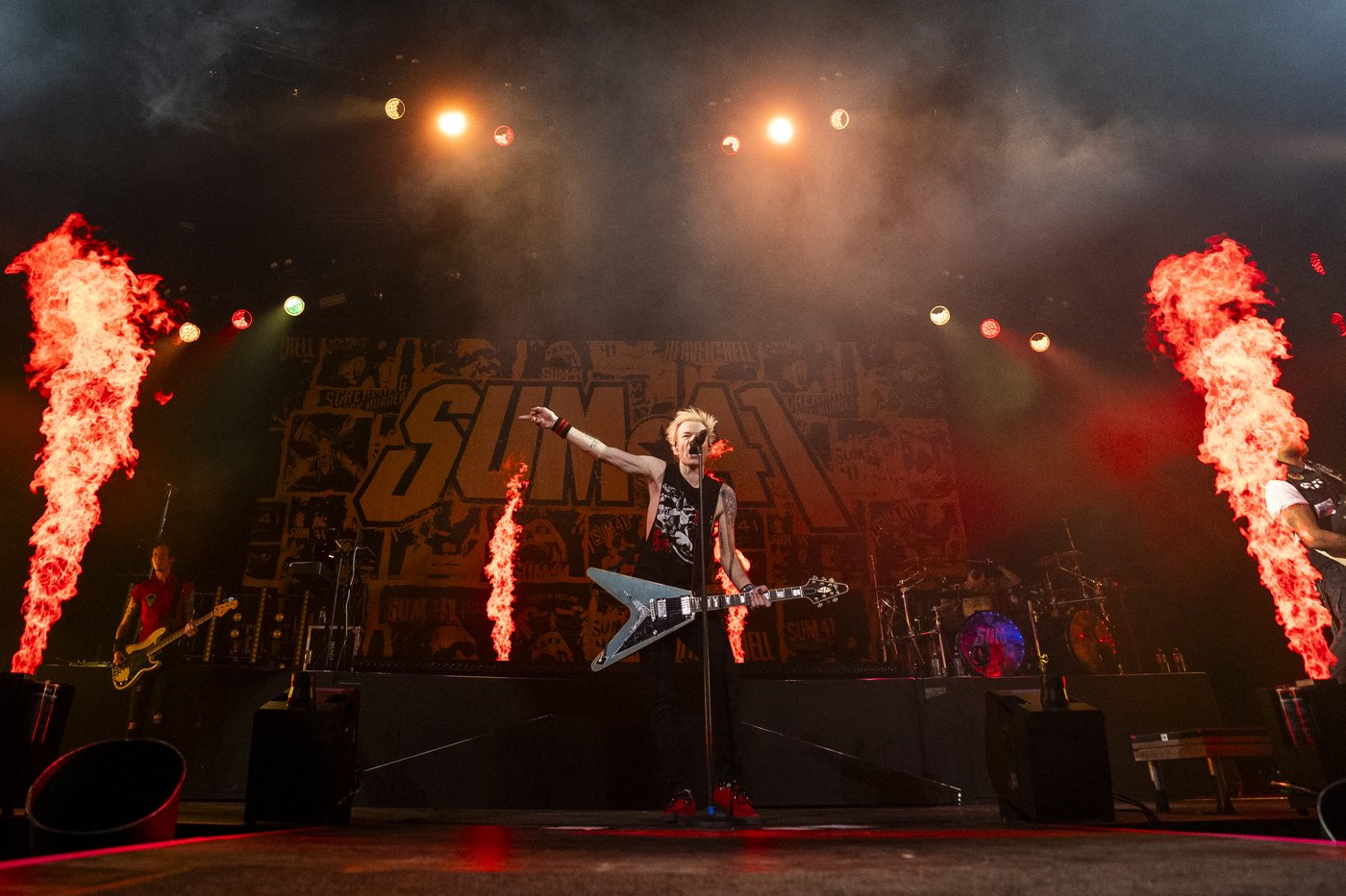 Amid flames, mosh pits and fury, Sum 41 blazes through farewell concert | iNFOnews.ca Amid flames, mosh pits and fury, Sum 41 blazes through farewell concert | iNFOnews.ca