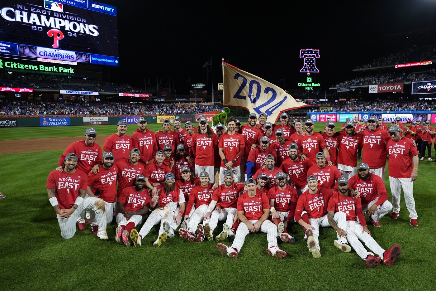 Phillies clinch NL East title with 6-2 win over the Cubs | iNFOnews.ca