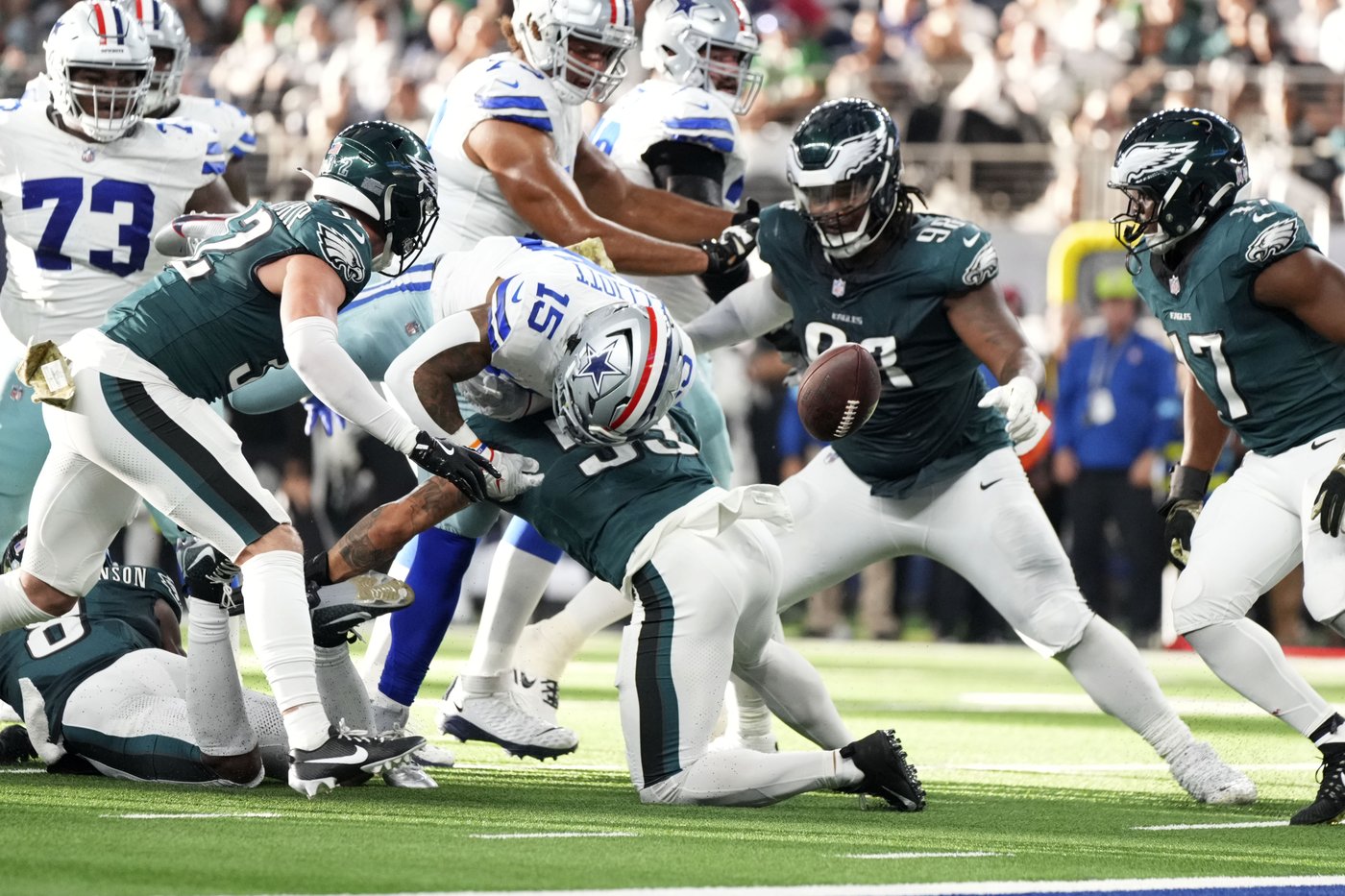 Ezekiel Elliott returns for Cowboys after disciplinary absence and has costly fumble against Eagles | iNFOnews.ca