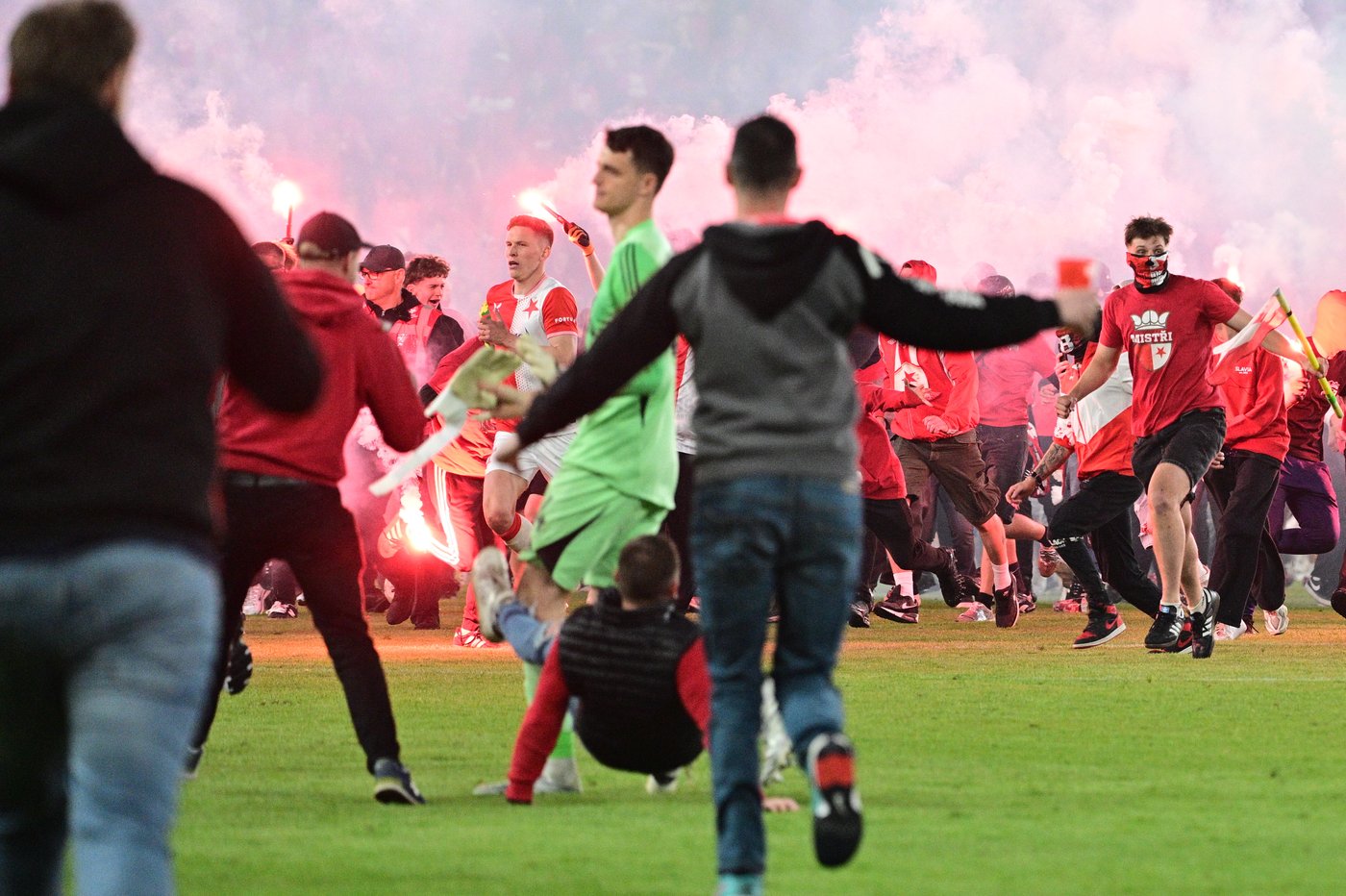 Slavia Prague faces sanctions for derby pitch invasion, attacks on Sparta players in Czech league | iNFOnews.ca