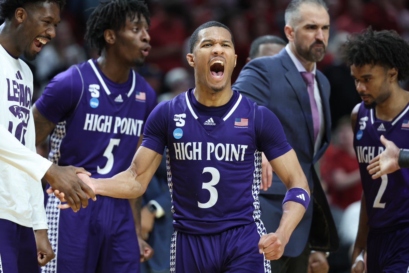Acuff scores 36 as Arkansas holds off No. 12 seed High Point 94-88 to reach the Sweet 16 | iNFOnews.ca Acuff scores 36 as Arkansas holds off No. 12 seed High Point 94-88 to reach the Sweet 16 | iNFOnews.ca