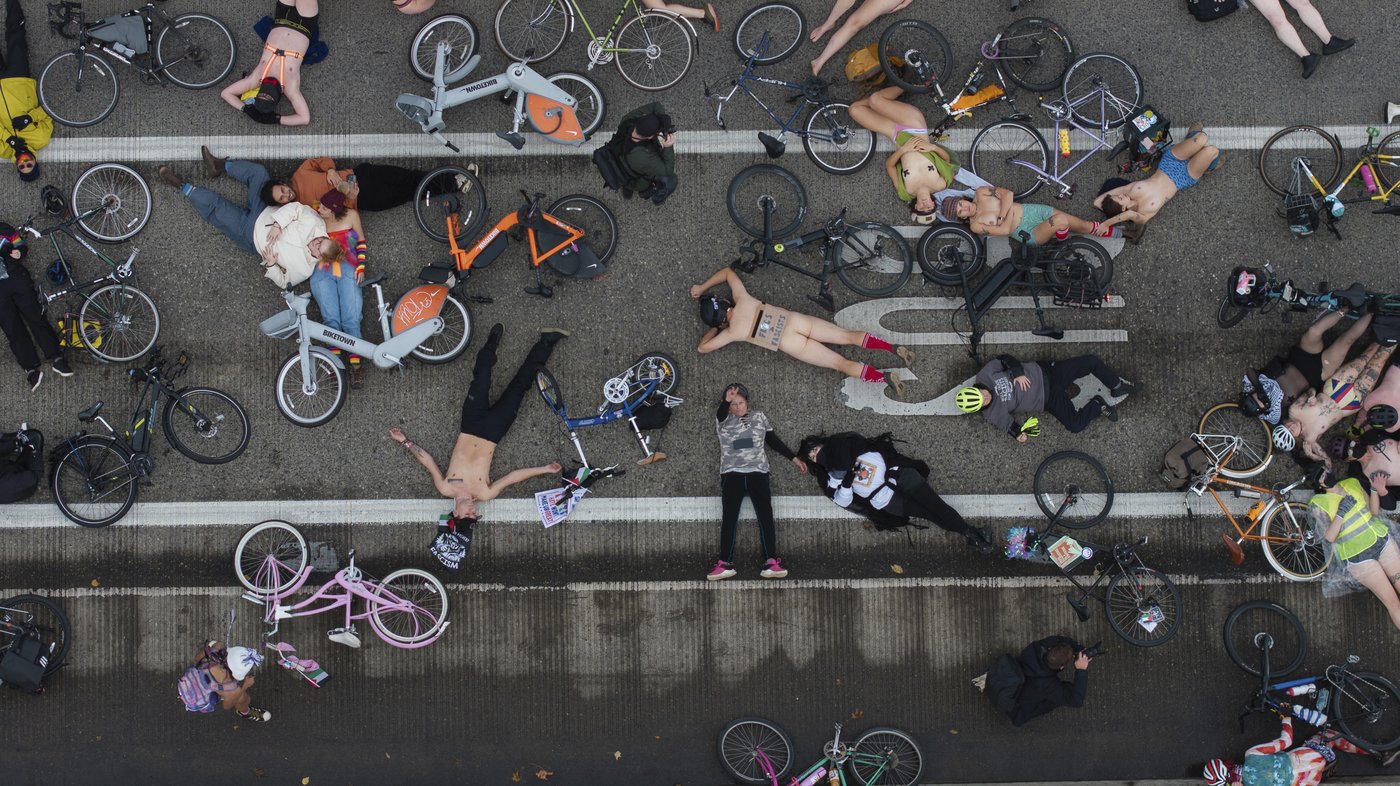 Naked bike riders demonstrate against federal troops in 'quintessentially Portland' protest | iNFOnews.ca