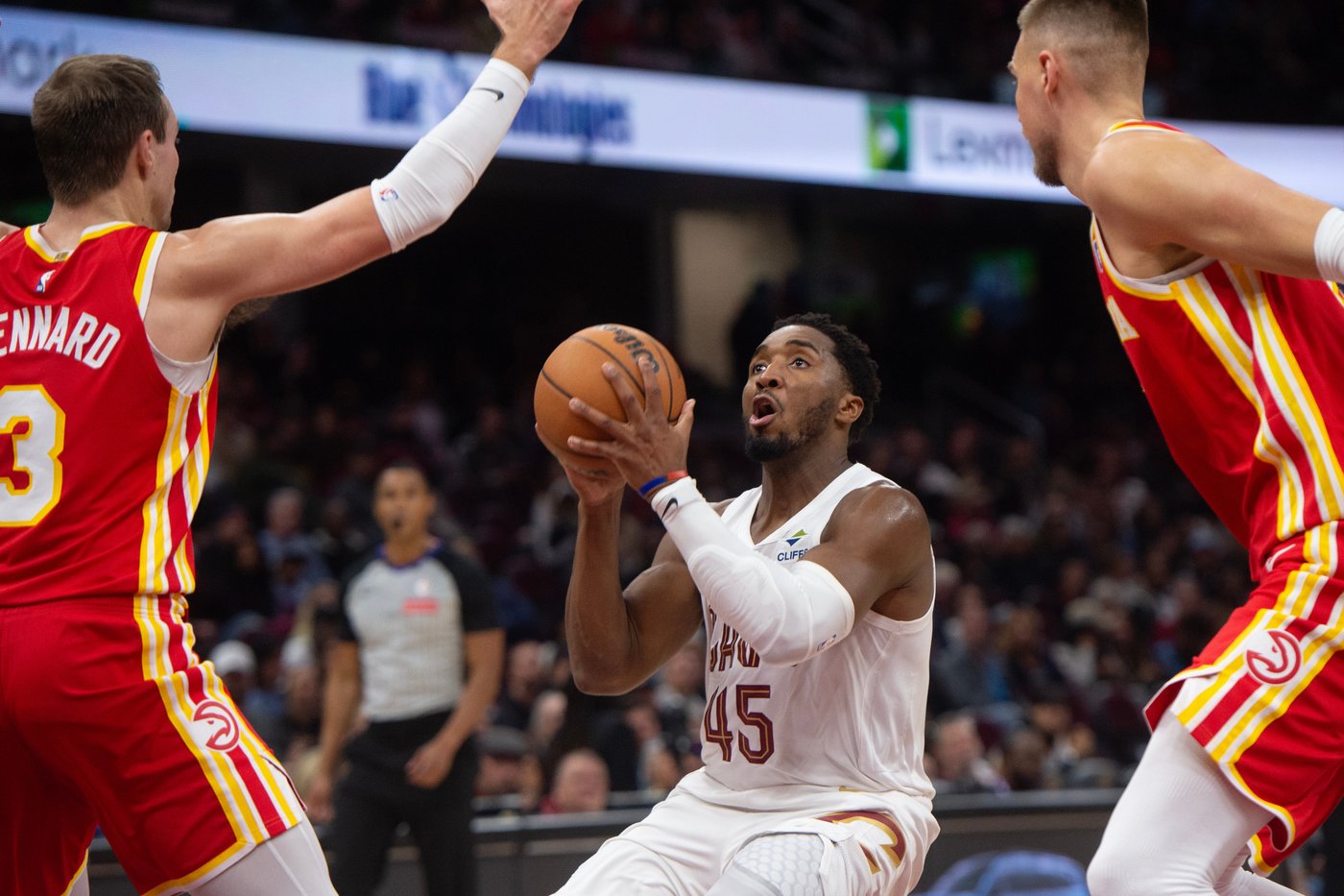 Donovan Mitchell scores 37 points as Cavaliers down Young-less Hawks 117-109 | iNFOnews.ca