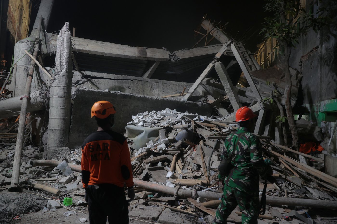 Photos from the collapse of an Islamic school building in Indonesia | iNFOnews.ca