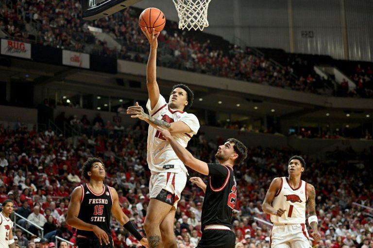 Acuff scores 18 points to lead No. 25 Arkansas over Fresno State 82-58 | iNFOnews.ca