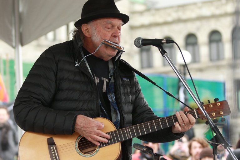 'Buy local': Neil Young says he will remove his music from Amazon's streaming service | iNFOnews.ca