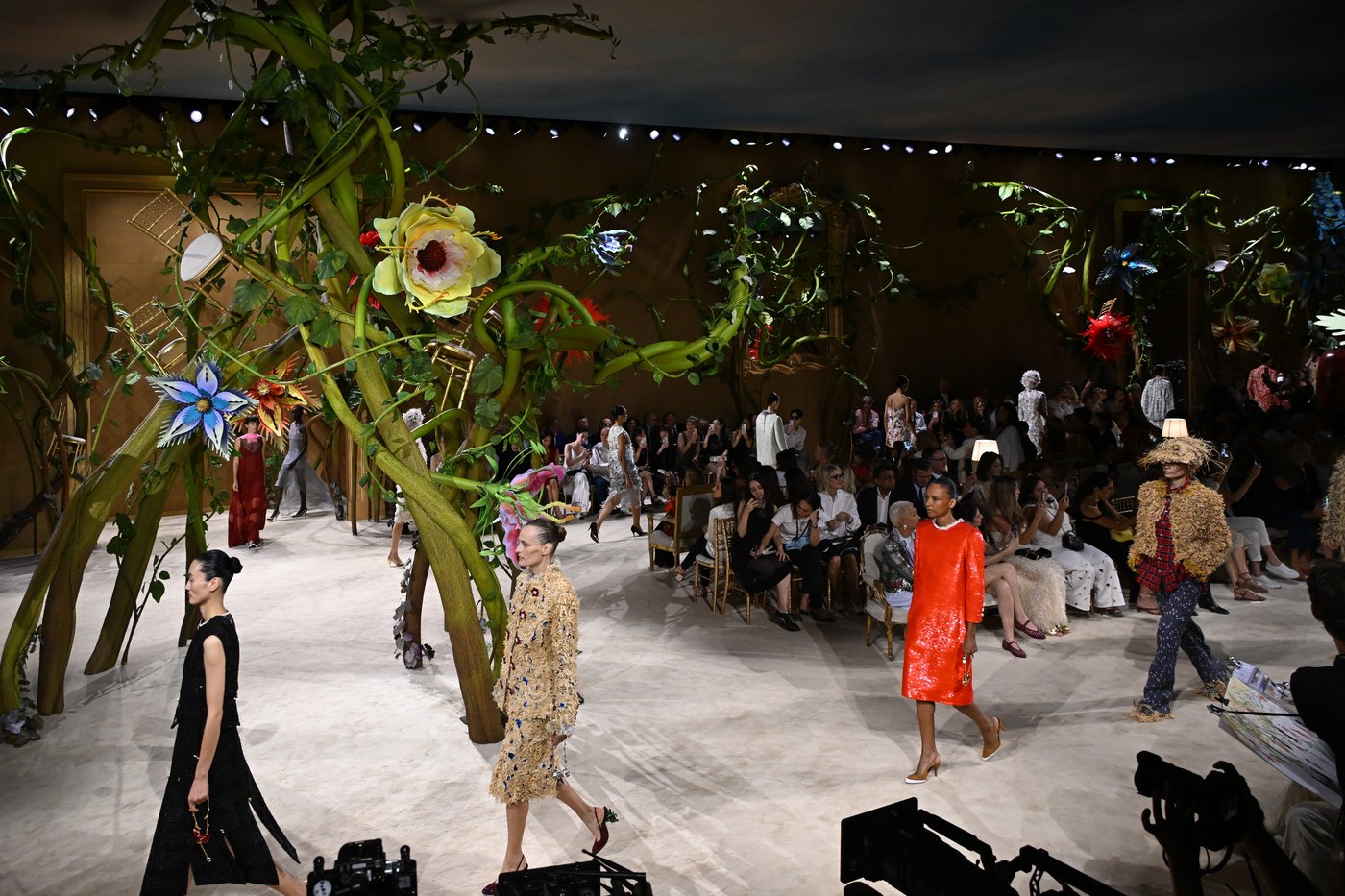 Bare skin, fantasy and the machine: 3 takeaways from Paris' starry couture week | iNFOnews.ca Bare skin, fantasy and the machine: 3 takeaways from Paris' starry couture week | iNFOnews.ca