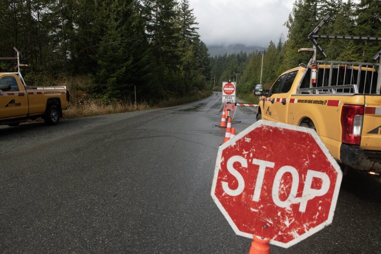 Main road access for Bamfield, B.C., closed by Vancouver Island wildfire to reopen | iNFOnews.ca