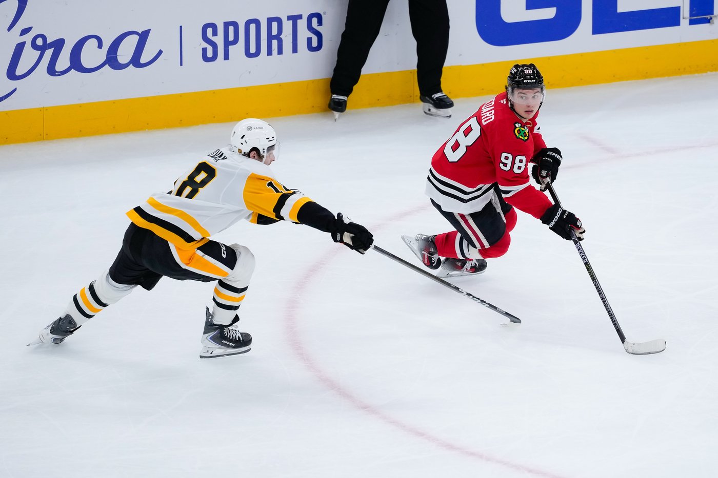 Blackhawks star Connor Bedard makes his season debut in victory over Penguins | iNFOnews.ca Blackhawks star Connor Bedard makes his season debut in victory over Penguins | iNFOnews.ca
