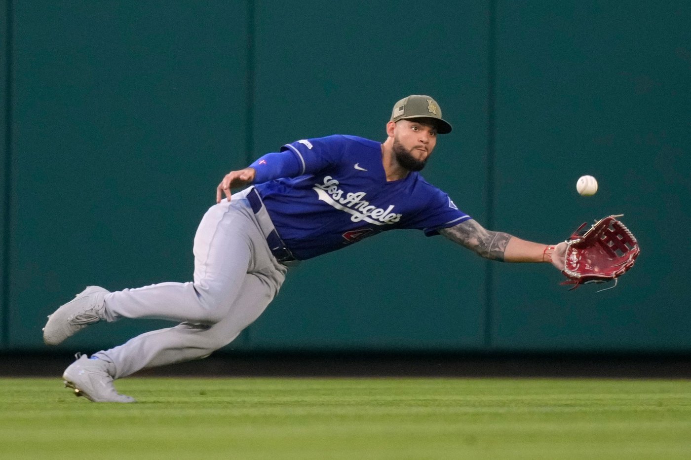 Shohei Ohtani has 5 RBIs and Dodgers take advantage of Angels' mistakes in 15-2 rout | iNFOnews.ca