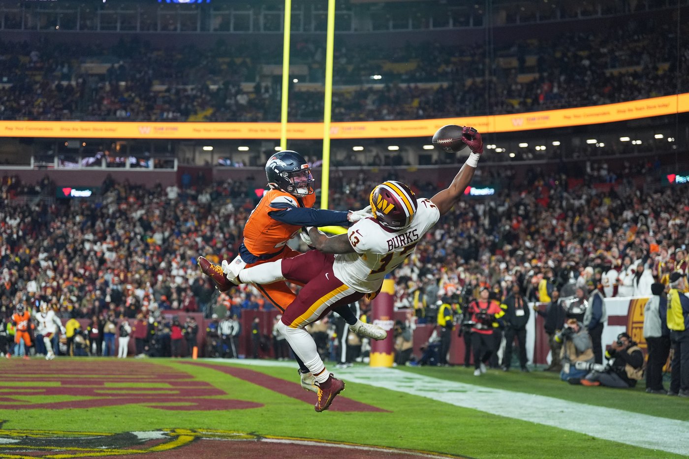 Catch of the year? Commanders' Treylon Burks makes incredible 1-handed TD grab vs. Broncos | iNFOnews.ca