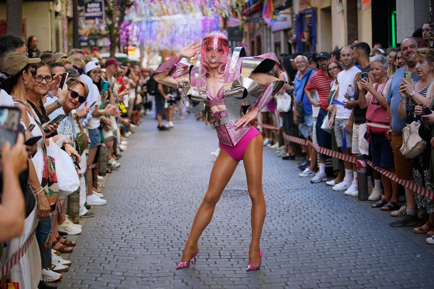 People race through Madrid in high heels during Pride, in photos | iNFOnews.ca