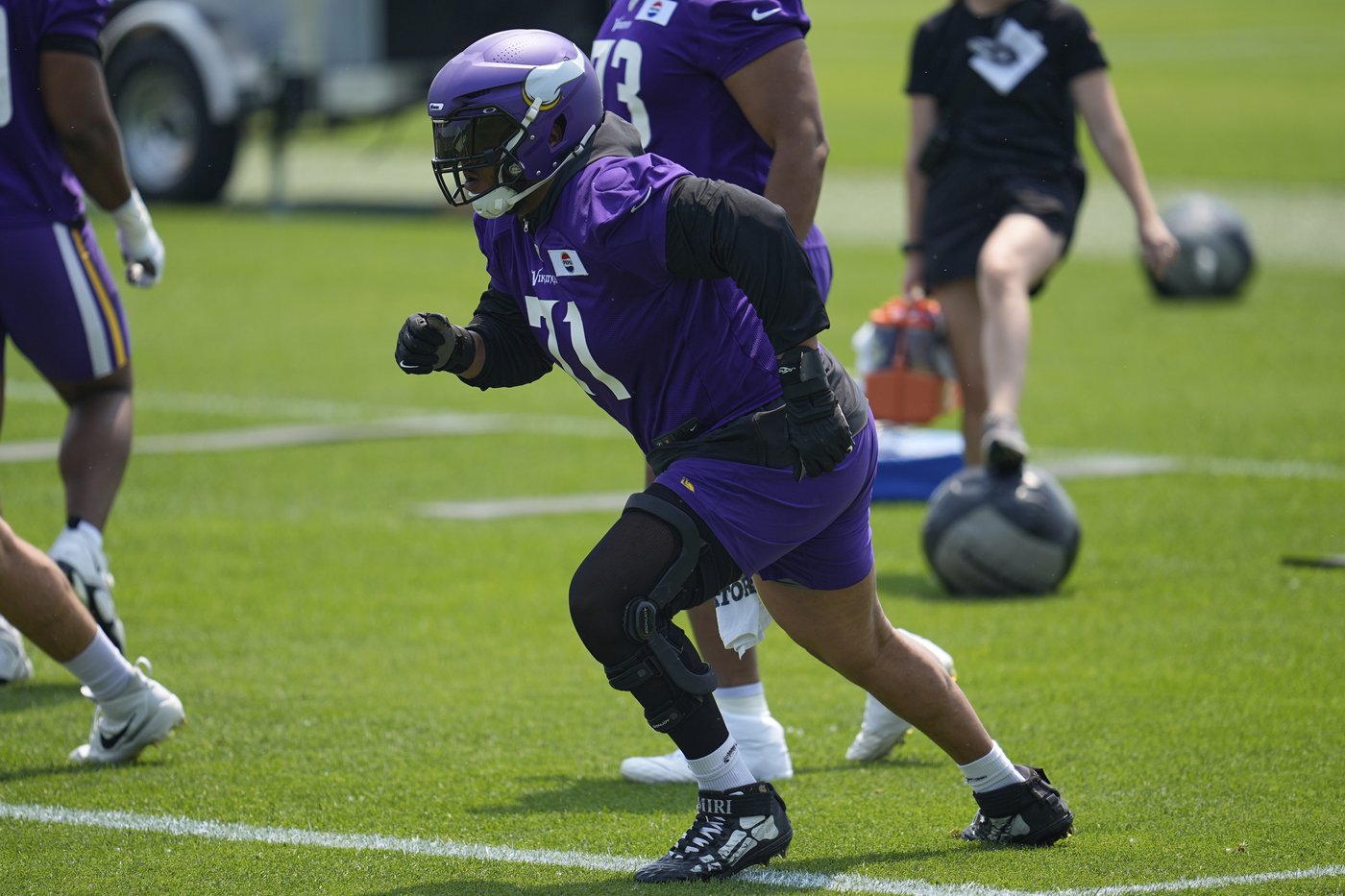 Vikings agree to 3-year contract with TE Josh Oliver, ease LT Christian Darrisaw back into practice | iNFOnews.ca