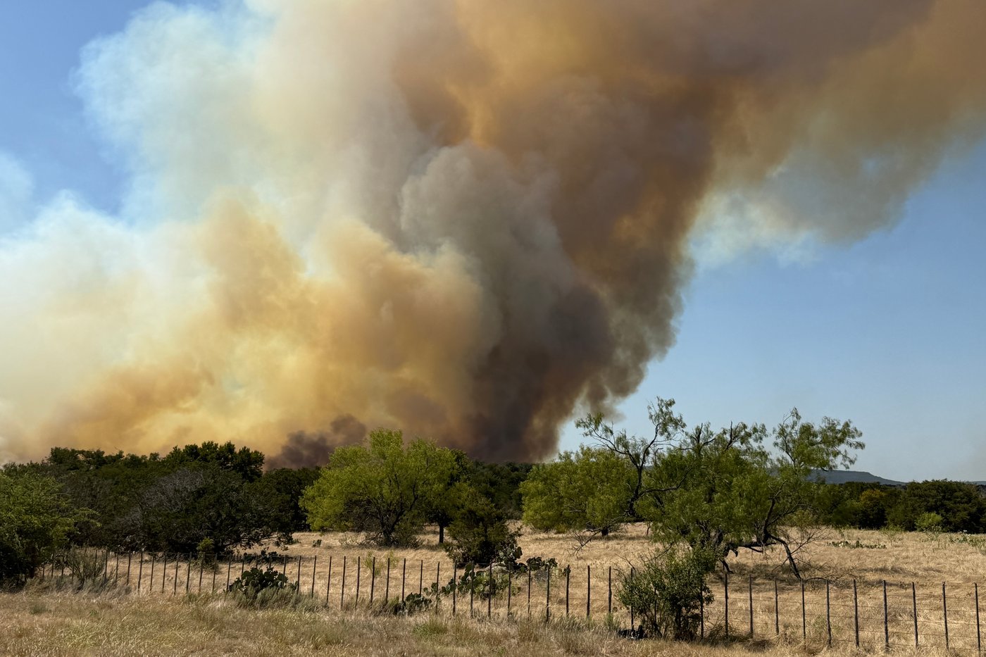 Texas wildfire mushrooms within hours, ripping through ranchlands | iNwheels Texas wildfire mushrooms within hours, ripping through ranchlands | iNwheels