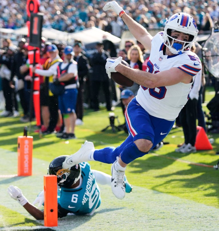Josh Allen carries Bills to 27-24 win at Jags for Buffalo's first road playoff victory in 33 years | iNFOnews.ca
